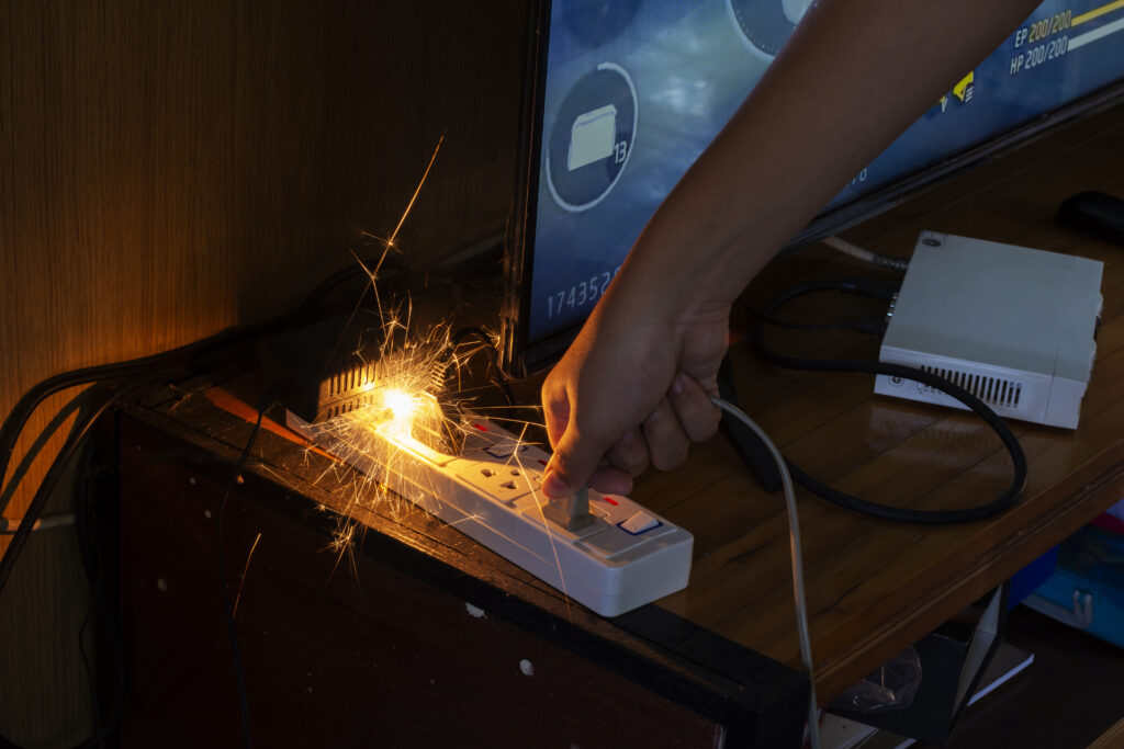electric plug sparks Caused by short circuit The concept of dang curto-circuito-eletricista